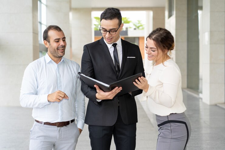 team-happy-financiers-reading-report-company-progress_1262-15279